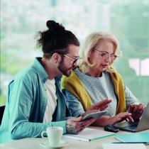 Mann und Frau vor einem Laptop