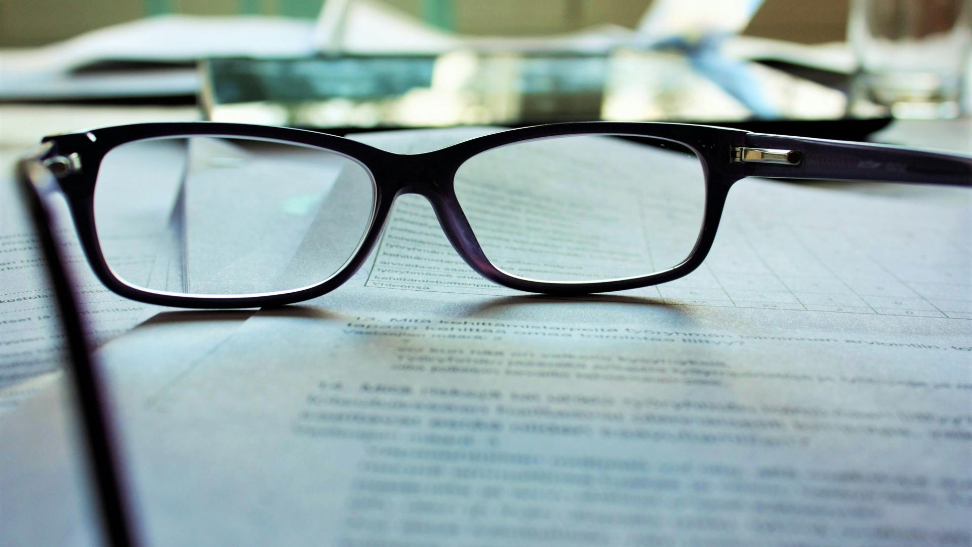 Brille auf Papier