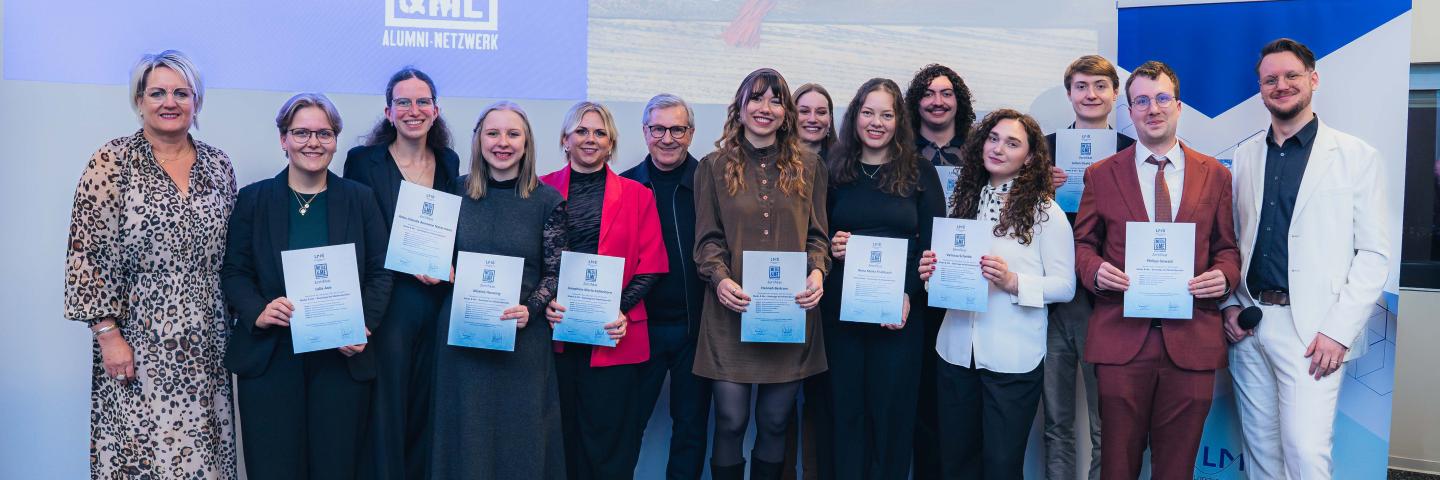 Die Absolvent:innen des Jahrgangs mit Ruth Meyer und Jan Hofer in der LMS