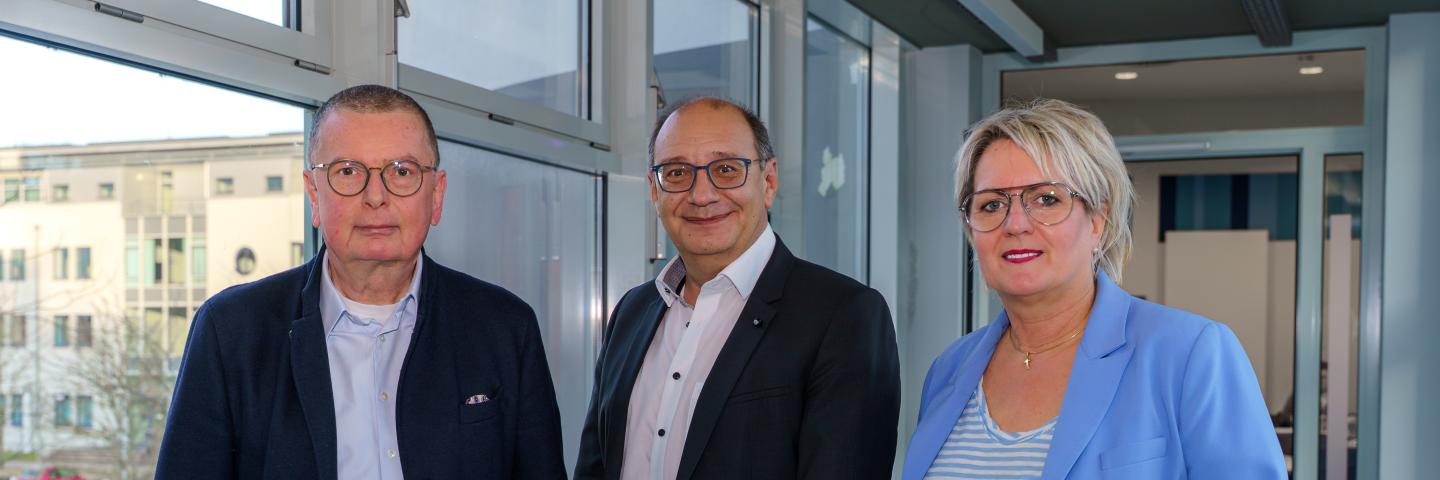 Fotoinformation (v.l.n.r.): Prof. Dr. Stephan Ory (Vorsitzender des Medienrats), Hannes Walker (Media Broadcast), Ruth Meyer (Direktorin der LMS)