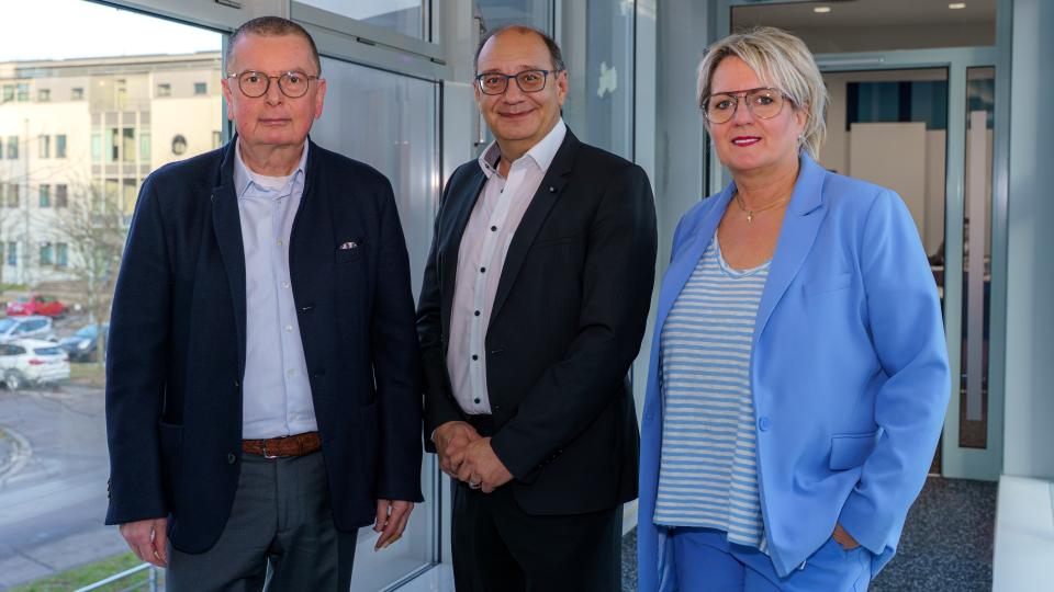 Fotoinformation (v.l.n.r.): Prof. Dr. Stephan Ory (Vorsitzender des Medienrats), Hannes Walker (Media Broadcast), Ruth Meyer (Direktorin der LMS)